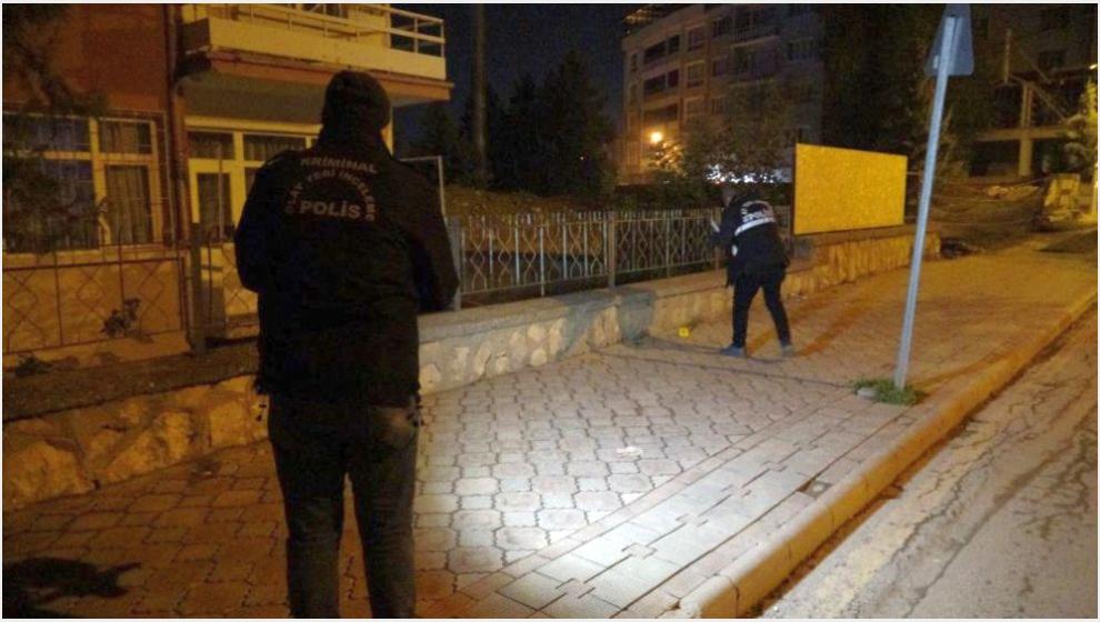 Sopalarla Dövüldü, Bıçakla Yaralandı