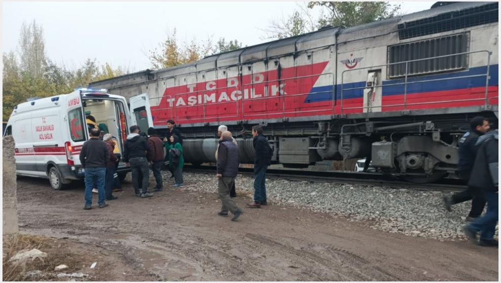 Yük Treninin Çarptığı Şahıs Yaralandı