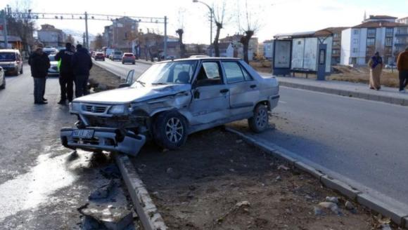 Çöp Kamyonu Çarptı, Refüje Savurdu