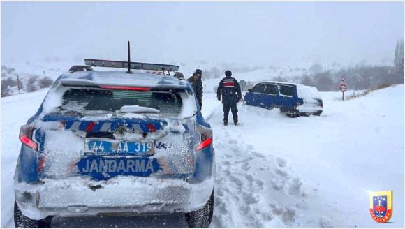 Jandarma Ekipleri Kar Nedeniyle Mahsur Kalan Araç ve Vatandaşları Kurtardı