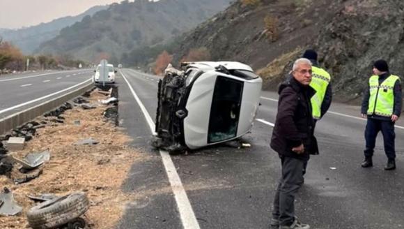 Lastiği Patlayan Otomobil Devrildi, 4 Yaralı