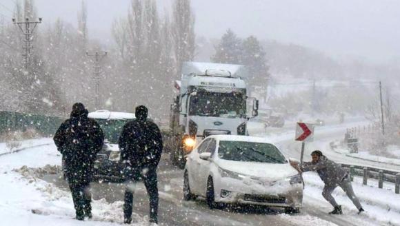 Malatya- Kayseri Karayolu Kar Yağışı Nedeniyle Ağır Araç Trafiğine Kapatıldı