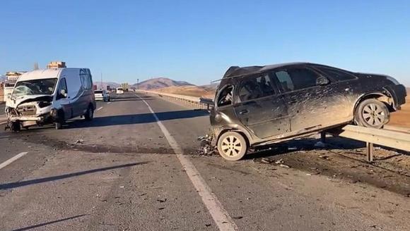 Minibüs ile Otomobil Çarpıştı.. 1'i Ağır 3 Kişi Yaralandı