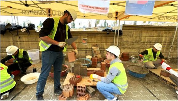 Mühendis Adayları Arasında Duvar Örme Yarışması