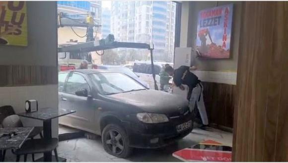 Otomobil Dönerci Dükkanına Girdi!