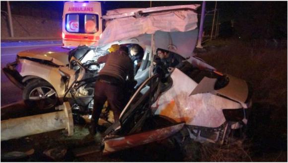 Otomobil, Trambüs Direğine Çarptı.. 1'i Ağır 2 Yaralı