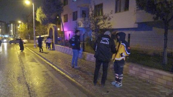 Polis Balkondan Girdi, Cesedini Buldu
