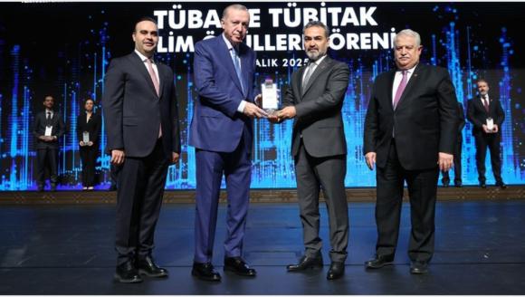 Prof.Dr. Yazıcı, Bilim Ödülünü Cumhurbaşkanı Erdoğan'dan Aldı
