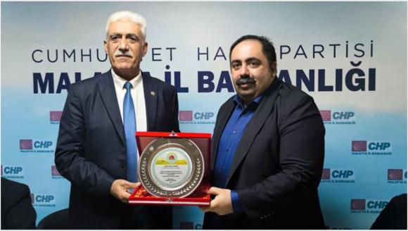 Önce Erdoğan'a Şimdi CHP'lilere Övgü Yağdırdı