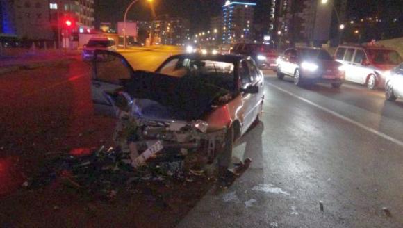 TIR'la Çarpışan Otomobilde 3 Kişi Yaralandı