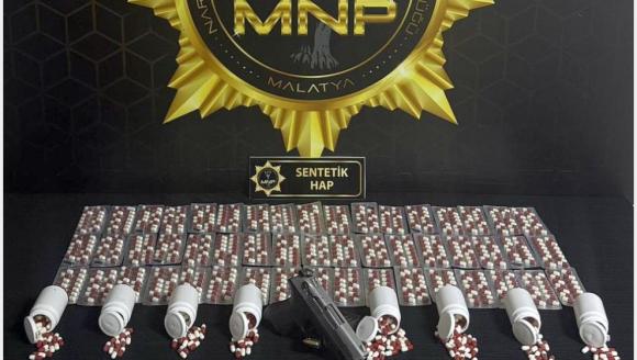 Torbacı Silah ve Uyuşturucuyla Yakalandı