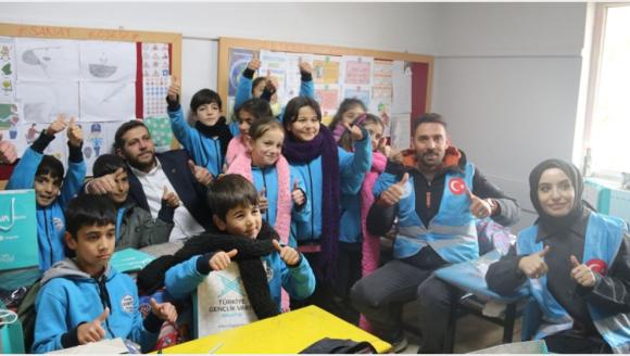 TÜGVA'dan Akçadağ'daki Okulun Öğrencilerine Atkı