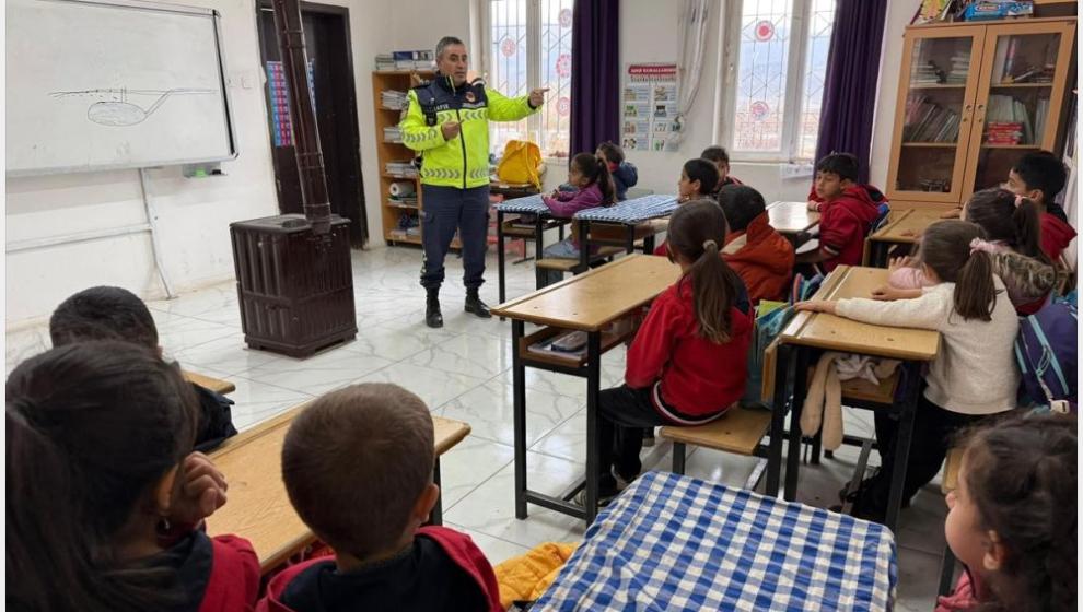 Jandarmadan İlkokul Öğrencilerine Trafik Eğitimi