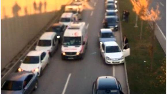 Ambulansa 'Fermuar'la Yol Açtılar