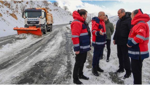 Büyükşehir Ekipleri Grup Yollarında da Kar Mücadelesi Yapıyor