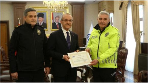 Duyarlı Polise Validen Ödül