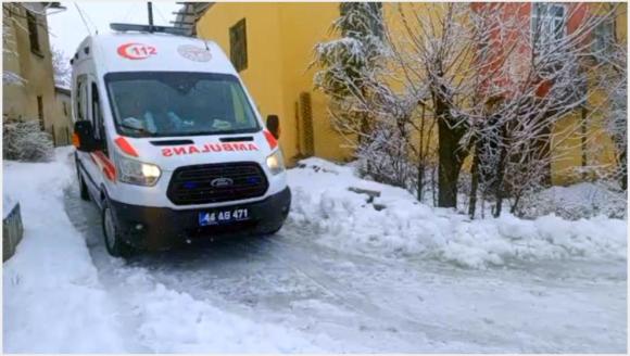 Kar Ekiplerinden Hastaları Hastaneye Ulaştırma Çabası