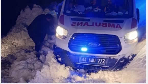 Karda Mahsur Kalan Sağlık Ekibi Kurtarıldı