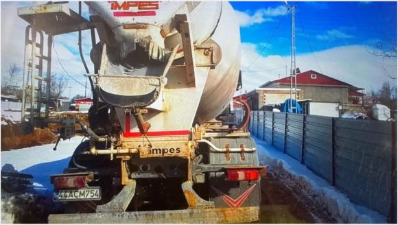 Kayarak Yola Düşen Yayaya Beton Mikseri Çarptı