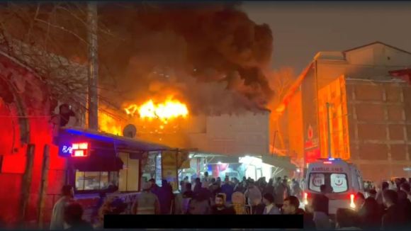 Kent Merkezindeki İşçi Konteynerinde Büyük Çapta Yangın Çıktı