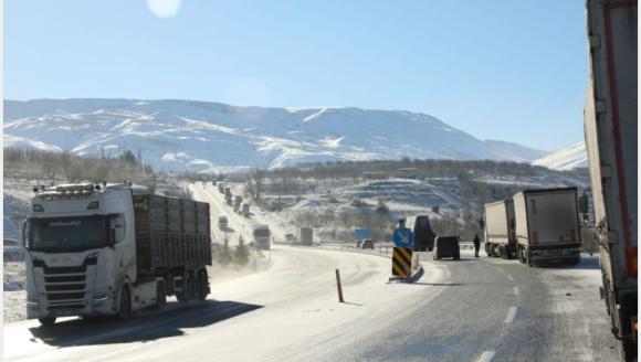 Malatya- Adıyaman Karayolu Açıldı, Kayseri Yolunda Buzlanma Tehlikesi