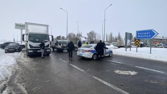 Malatya-Kayseri İle Sivas- Malatya Karayolu Kar ve Tipi Nedeniyle Kapandı