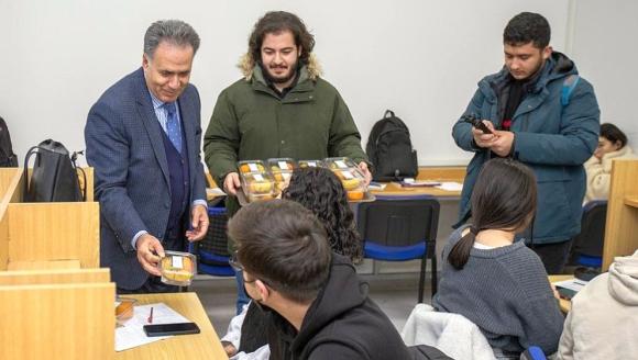 Rektör Akpolat'tan Öğrencilere Meyve İkramı