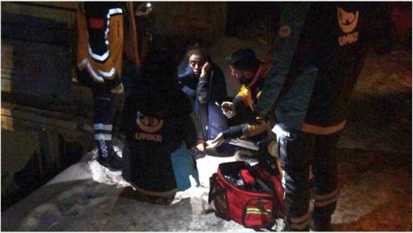 Yangın Çıkan Evde Mahsur Kalan Kadın Kurtarıldı