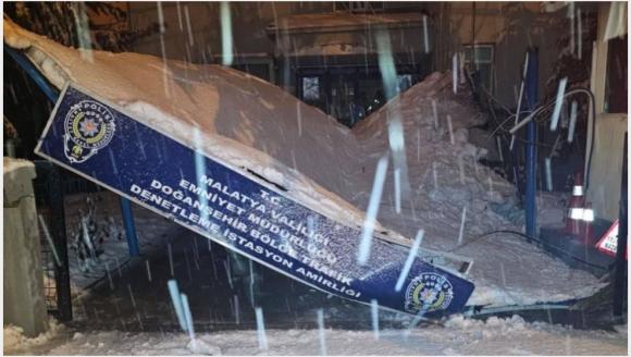 Yoğun Kar, Bölge Trafik İstasyonunun Sundurmasını Çökertti