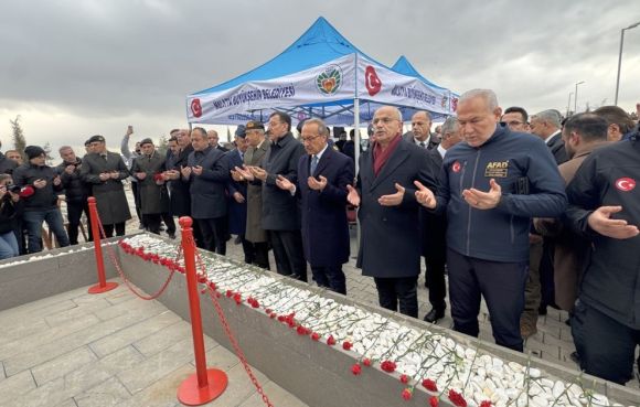 6 Şubat Depremlerinde Yaşamını Yitirenler Kabirleri Başında Anıldı