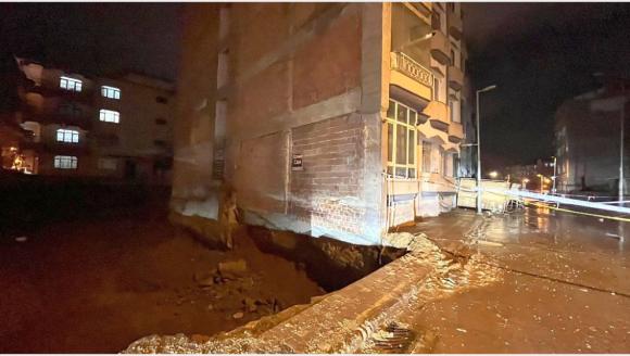 Bir Apartman Boşaltma ve Yol Kapatma Olayı Daha!.