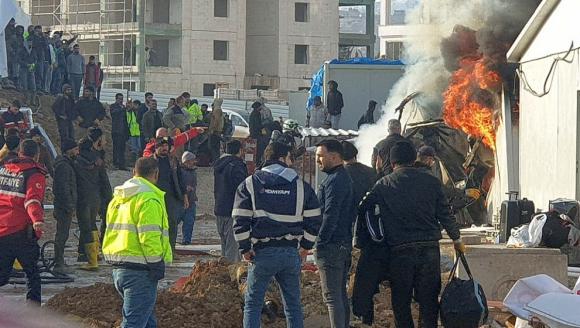 Konteyner Yangını Korkulu Anlar Yaşattı.. Bölgeyi Siyah Duman Kapladı