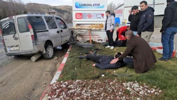 Kontrolden Çıktı, Tabelalara Çarptı.. 2 Yaralı