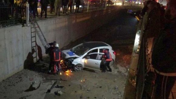 Otomobil Sulama Kanalına Düştü, Sürücü Yaralandı