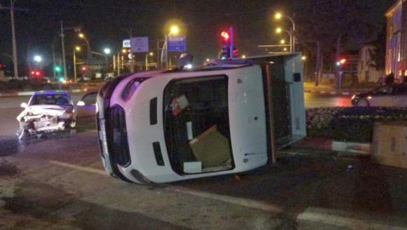 Otomobille Çarpışan Kamyonet Devrildi, 1 Yaralı..