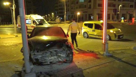 Taksiyle Çarpıştı, Kaldırıma Savruldu