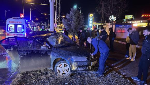 Trambüs Direğine Çarpan Otomobilin Sürücüsü Ağır Yaralandı