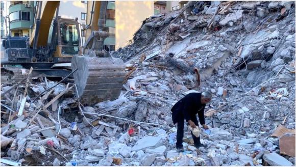 Zamanın Buz Tuttuğu Günlerde Evimin Enkazında Aradım Anıları..