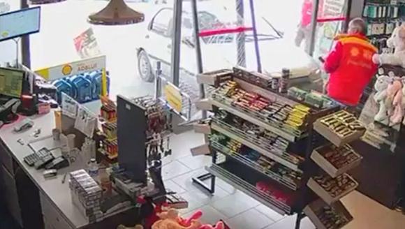 Kamera Kaydı Çıktı: Aracıyla İstasyonun Marketine Girmişti