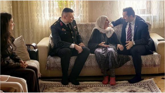 Kaymakamdan 107 Yaşındaki Gülüş Teyzeye Ziyaret