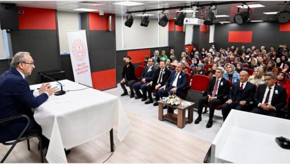 Vali Okulda Konuştu.. "Çocuklarımız Artık Daha Yalnız ve Daha Fazla Risk Altında"