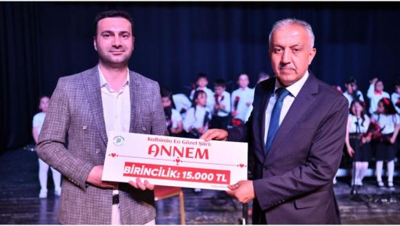 'Kalbimin En Güzel Şiiri: Annem' Şiir Yarışması Ödül Töreni