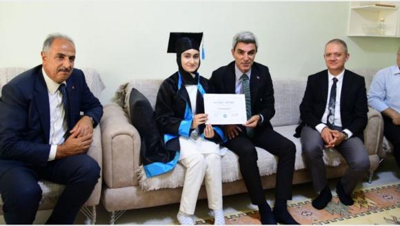 Liseli Hatime'ye Karnesi Evinde Verildi