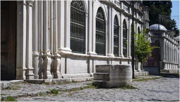 İstanbul'un Tarihi Yapıları Arasında Saklı Kalan Binek Taşları