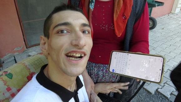Azmiyle Her Türlü Zorluğu Aşıyor