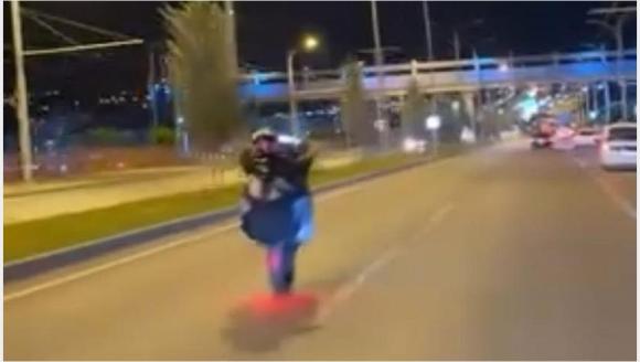 Kız Arkadaşını Arkasına Aldı, Tek Teker Sürüşü Yaptı