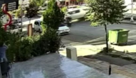 Minibüs Karşı Şeride Geçti, Motokurye Zor Kurtuldu