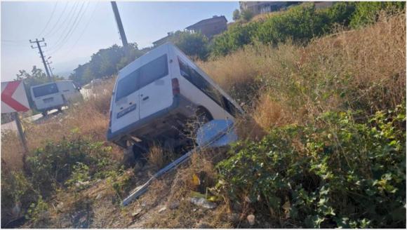 Minibüs Şarampole Girdi, 2 Yaralı