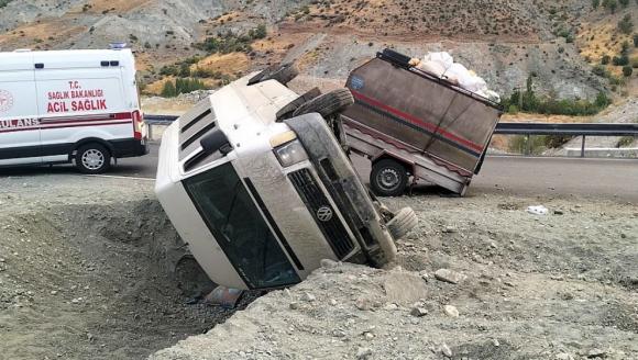 Tarım İşçilerini Taşıyan Araç Tünel Çıkışı Devrildi!.
