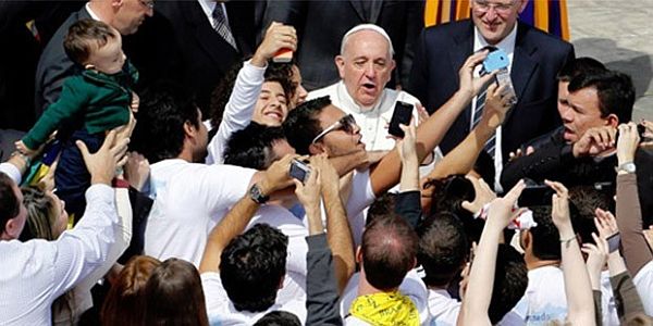 Selfie Çılgınlığı Papa'ya Zor Anlar Yaşattı...